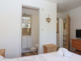 2 bedrooms, individually decorated, individually furnished, free WiFi