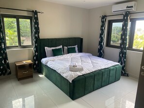 Deluxe appartement, airconditioning, uitzicht op bergen | Luxe beddengoed, pillowtop-bedden, verduisterende gordijnen