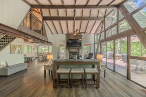 Smart TV, fireplace - Whitetail Waters by Innsbrook Vacations! (Innsbrook)