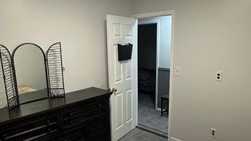 3 slaapkamers, een strijkplank/strijkijzer, gratis wifi, beddengoed