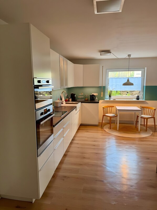 Frigorífic, microones, forn i placa de cuina 