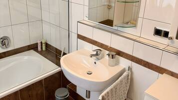 Regadera, secadora de cabello, toallas