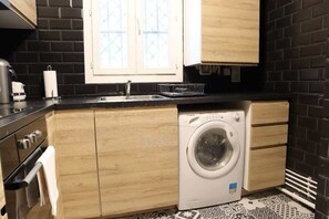 Geladeira, micro-ondas, cooktop, cafeteira/chaleira