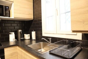 Fridge, microwave, stovetop, coffee/tea maker - Charme parisien près des Invalides – 1BR & confort (Paris)