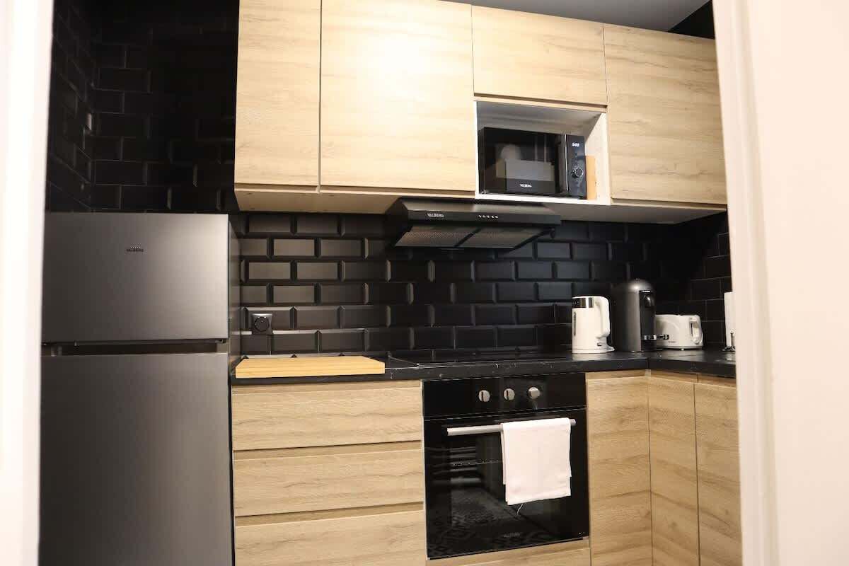 Réfrigérateur, micro-ondes, plaque de cuisson, cafetière/bouilloire