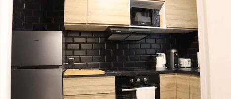 Réfrigérateur, micro-ondes, plaque de cuisson, cafetière/bouilloire