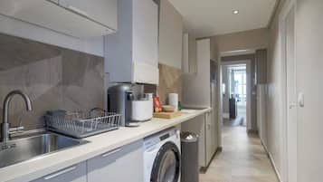 Réfrigérateur, micro-ondes, plaque de cuisson, cafetière/bouilloire