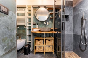 Shower, bidet, shampoo