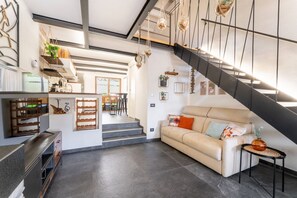 Fireplace - Suede Loft Retreat, Charm, Relax Private Parking (Rome)
