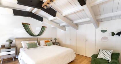 Suede Loft Retreat, Charm, Relax Private Parking