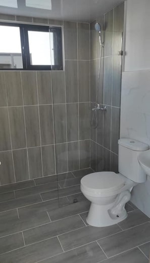 Vasca idromassaggio, asciugacapelli, asciugamani, sapone