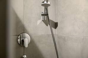 Shower, hair dryer, towels - Holiday Apartment 'Wankblick' with Mountain View, Private Terrace and Wi-Fi (Farchant)