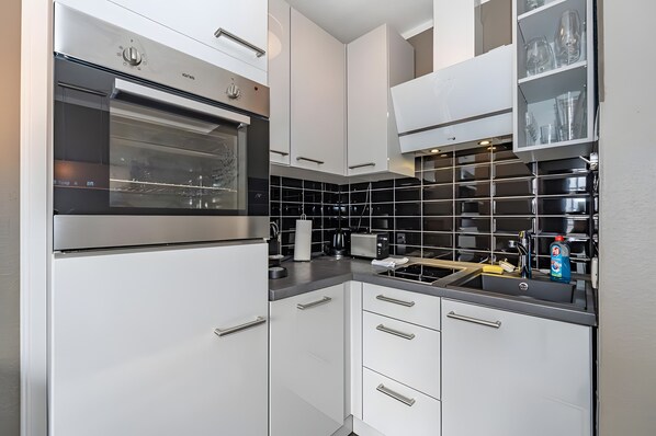 Fridge, oven, stovetop, dishwasher