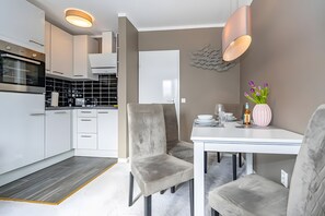 Kühlschrank, Ofen, Herdplatte, Geschirrspüler