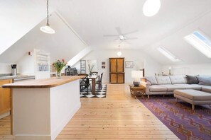 Luokittelematon kuva, 3 kautta 38, painike