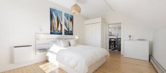 Coastal Flat! In-town, close to ocean!