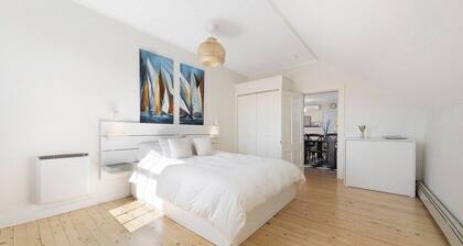 Coastal Flat! In-town, close to ocean!