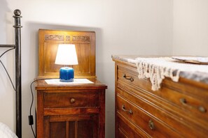 Interior - Room 'Capra' with Mountain View, Shared Pool and Wi-Fi (Costigliole d'Asti)