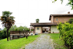 Property grounds - Room 'Cavallo' with Mountain View, Shared Pool and Wi-Fi (Costigliole d'Asti)