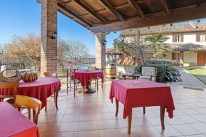 Outdoor dining - Room 'Gallo' with Mountain View, Shared Pool and Wi-Fi (Costigliole d'Asti)