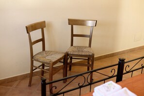 Interior - Room 'Gallo' with Mountain View, Shared Pool and Wi-Fi (Costigliole d'Asti)