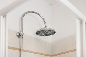 Dusche, Haartrockner, HandtĂŒcher