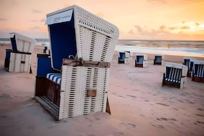 Un hôtel situé en bord de mer, doté de meubles en osier, et dont la chambre numéro 3029 offre une vue sur l’océan.