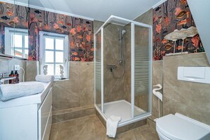 Shower, free toiletries, hair dryer, towels - Apartment 'Gemütliche Wohnung' with Shared Garden and Wi-Fi (Keitum)