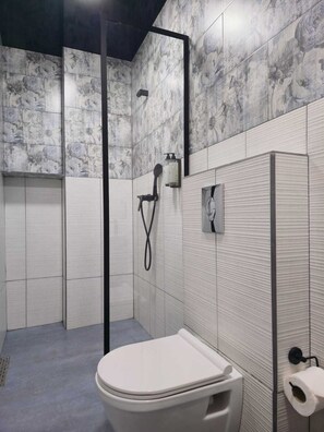 Family Double or Twin Room | Bathroom | Shower, eco-friendly toiletries, hair dryer, slippers - Hotel Nutsa in old Tbilisi (Tbilisi)