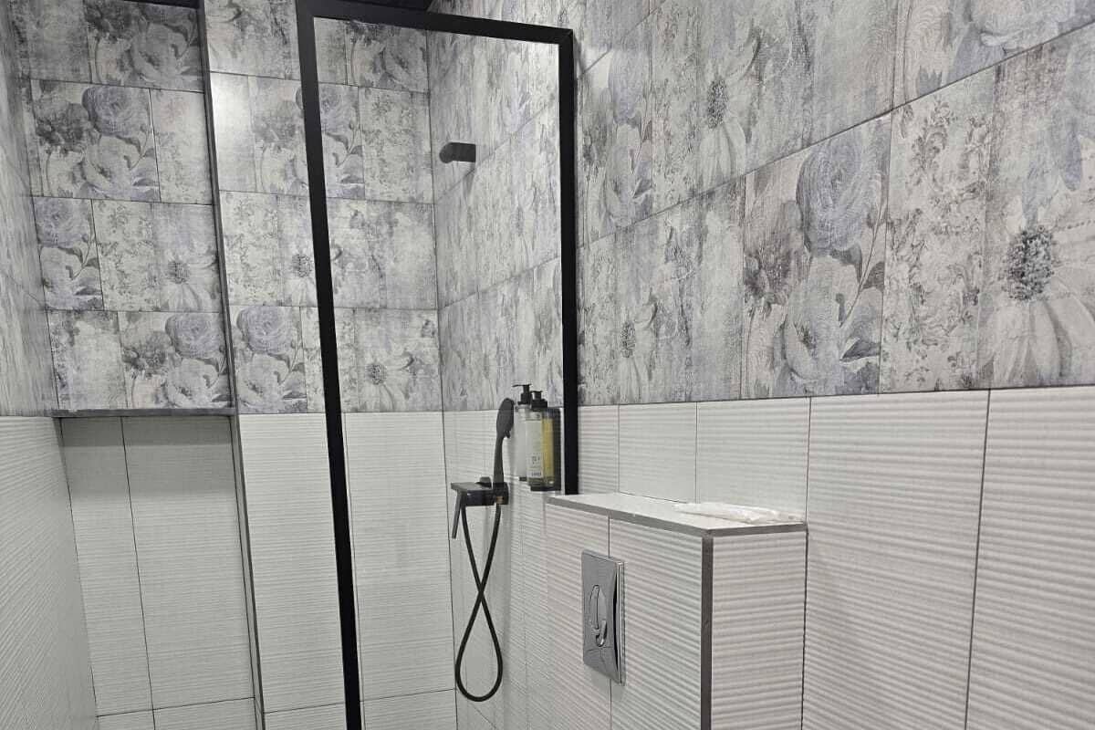 Ducha, artículos de tocador ecológicos, secador de pelo, toallas