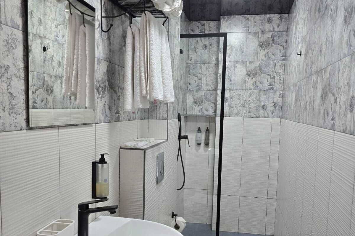 Ducha, artículos de tocador ecológicos, secador de pelo, toallas