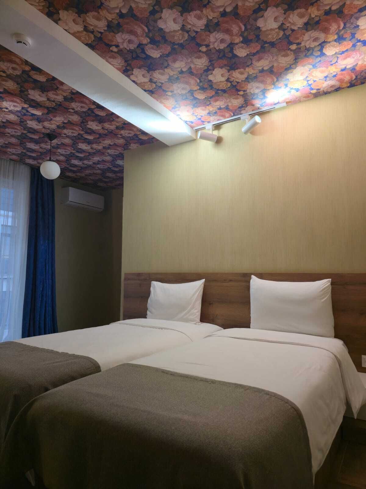 Dobbelt- eller tomannsrom – deluxe | Sengetøy av topp kvalitet, Tempur-Pedic-senger og individuelt dekorert