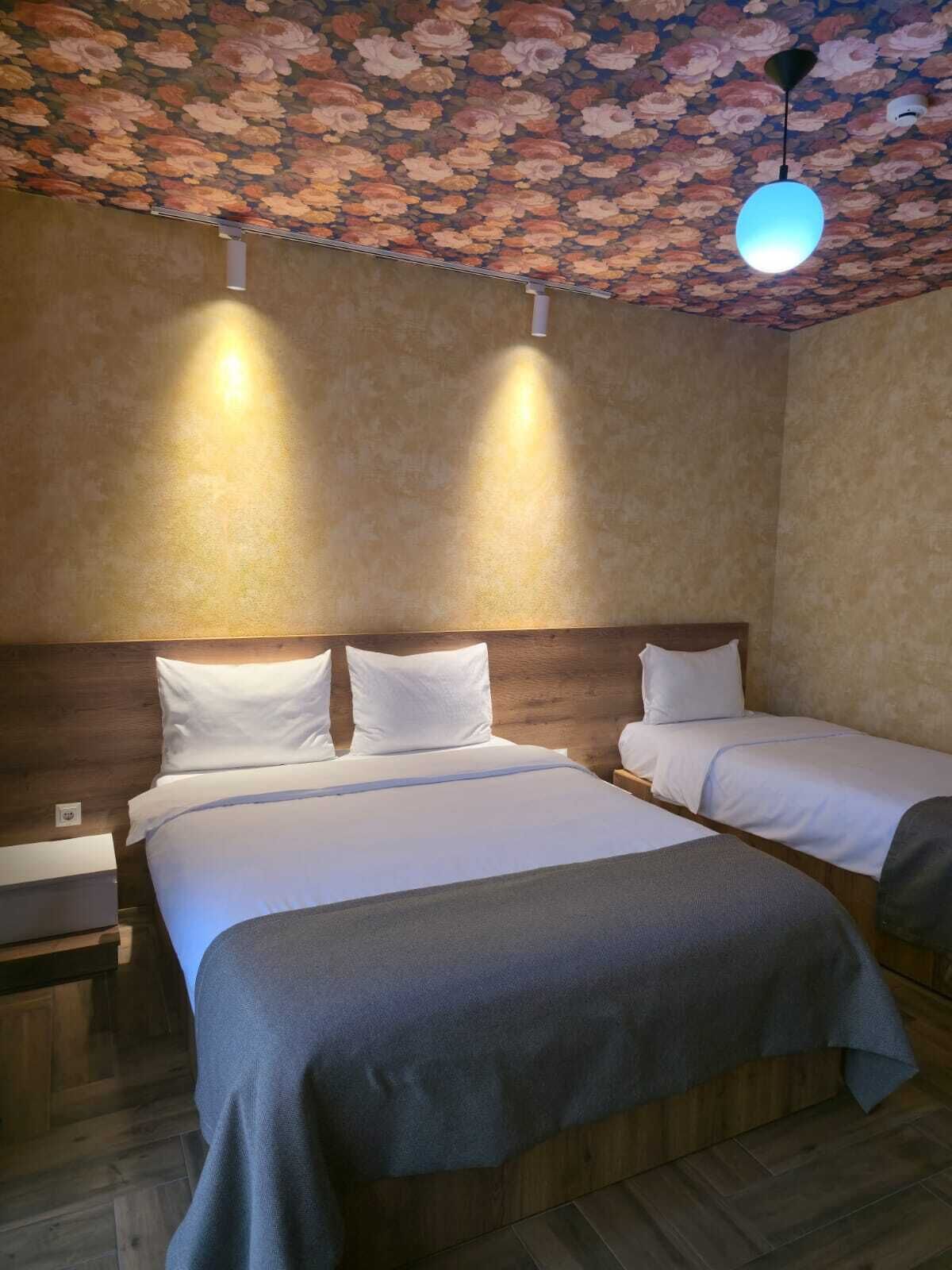 Dobbelt- eller tomannsrom – familie | Sengetøy av topp kvalitet, Tempur-Pedic-senger og individuelt dekorert