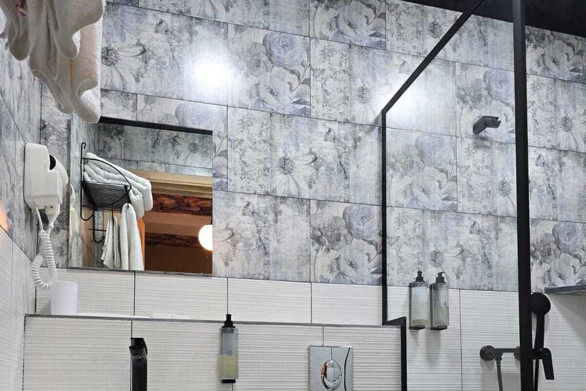 Suihku, ympäristöystävälliset hygieniatuotteet, hiustenkuivaaja