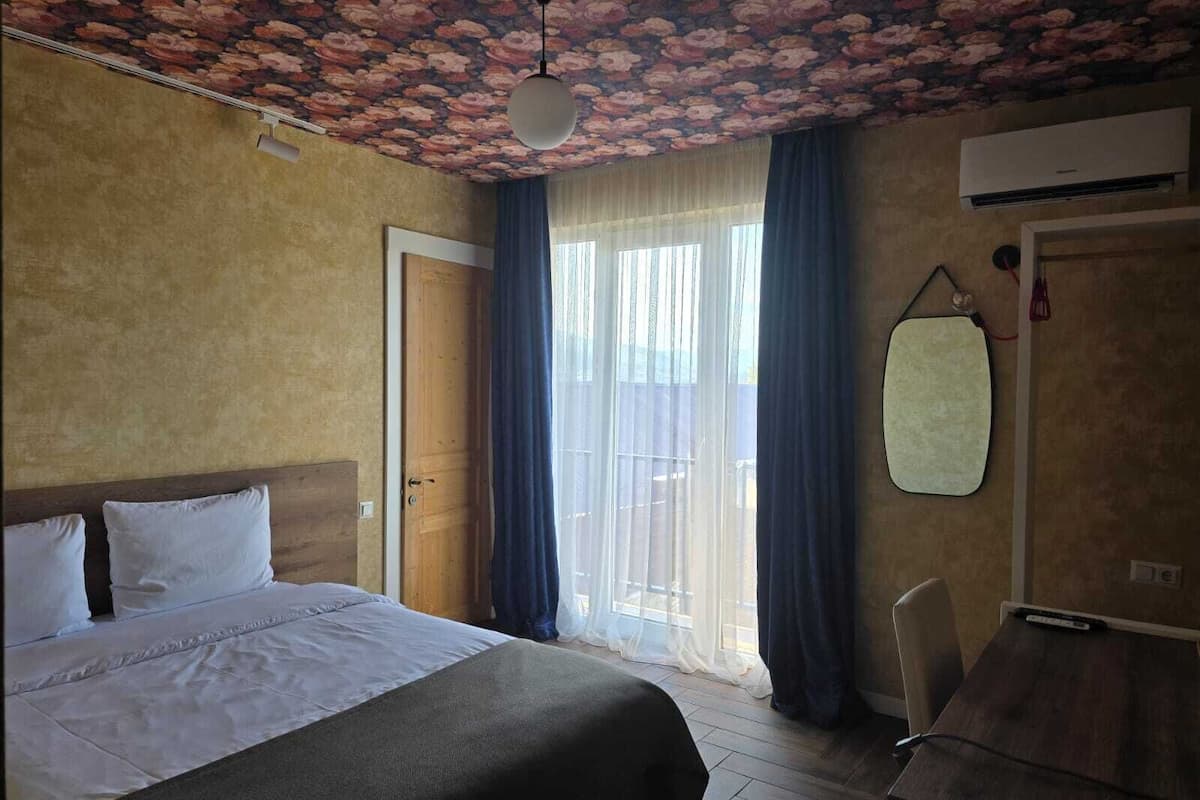 Kahden hengen comfort-huone | Ylelliset vuodevaatteet, Tempur Pedic -patjalliset sängyt