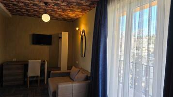 Habitación Deluxe con 1 cama matrimonial o 2 individuales | Área de sala de estar | Smart TV de 90 cm con canales digitales y piso con calefacción