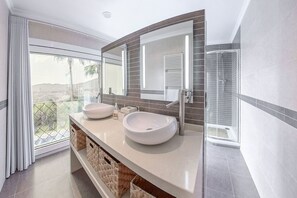 Douche, séchoir à cheveux, serviettes fournies