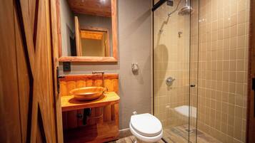 Habitación cuádruple Deluxe | Baño | Amenidades de baño gratuitas, toallas, jabón, shampoo