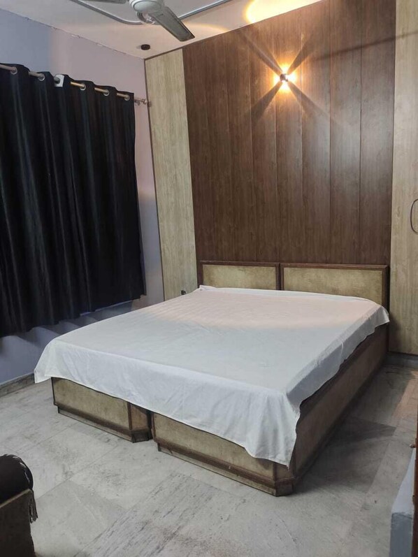 Bureau, espace de travail pour ordinateur portable, Wi-Fi gratuit