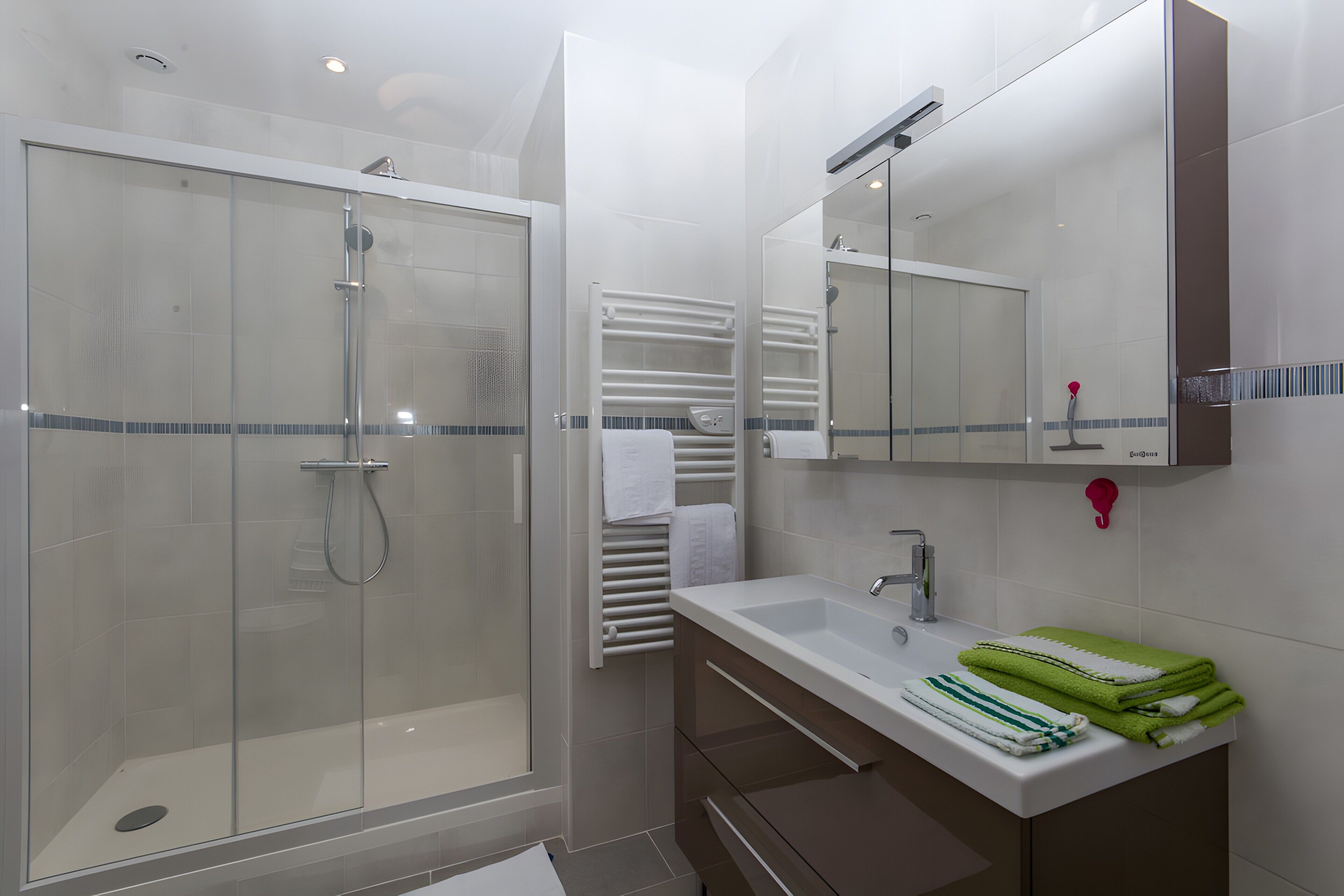 Een douche, handdoeken