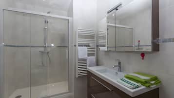 Shower, towels