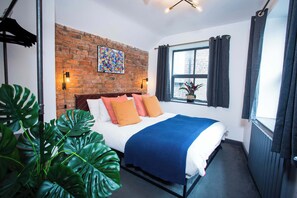 2 bedrooms, desk, iron/ironing board, travel crib