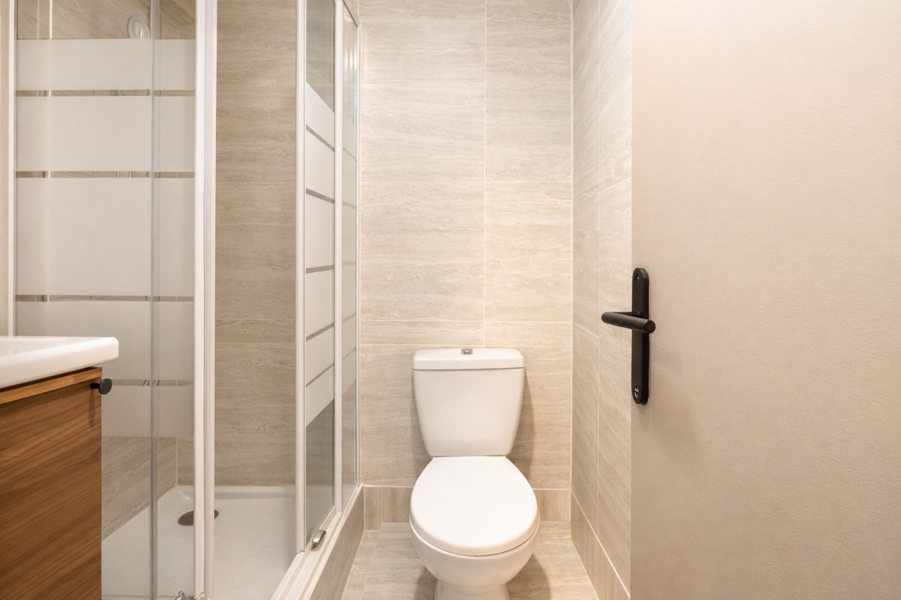 Standard-Studio, Blick auf den Innenhof | Badezimmer