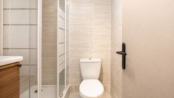 Standard-Studio, Blick auf den Innenhof | Badezimmer