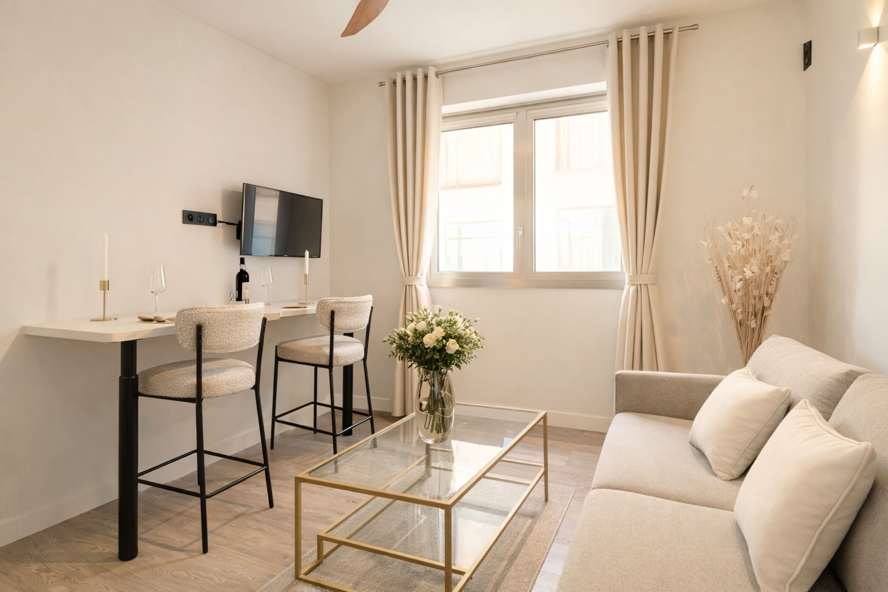 Studio Standard, vue cour intérieure | Coin séjour | TV connectée de 80 cm avec chaînes numériques