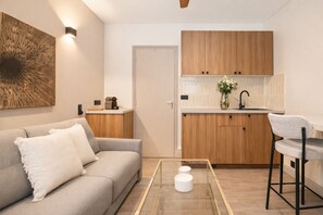 Standard Studio, Courtyard View | Living area