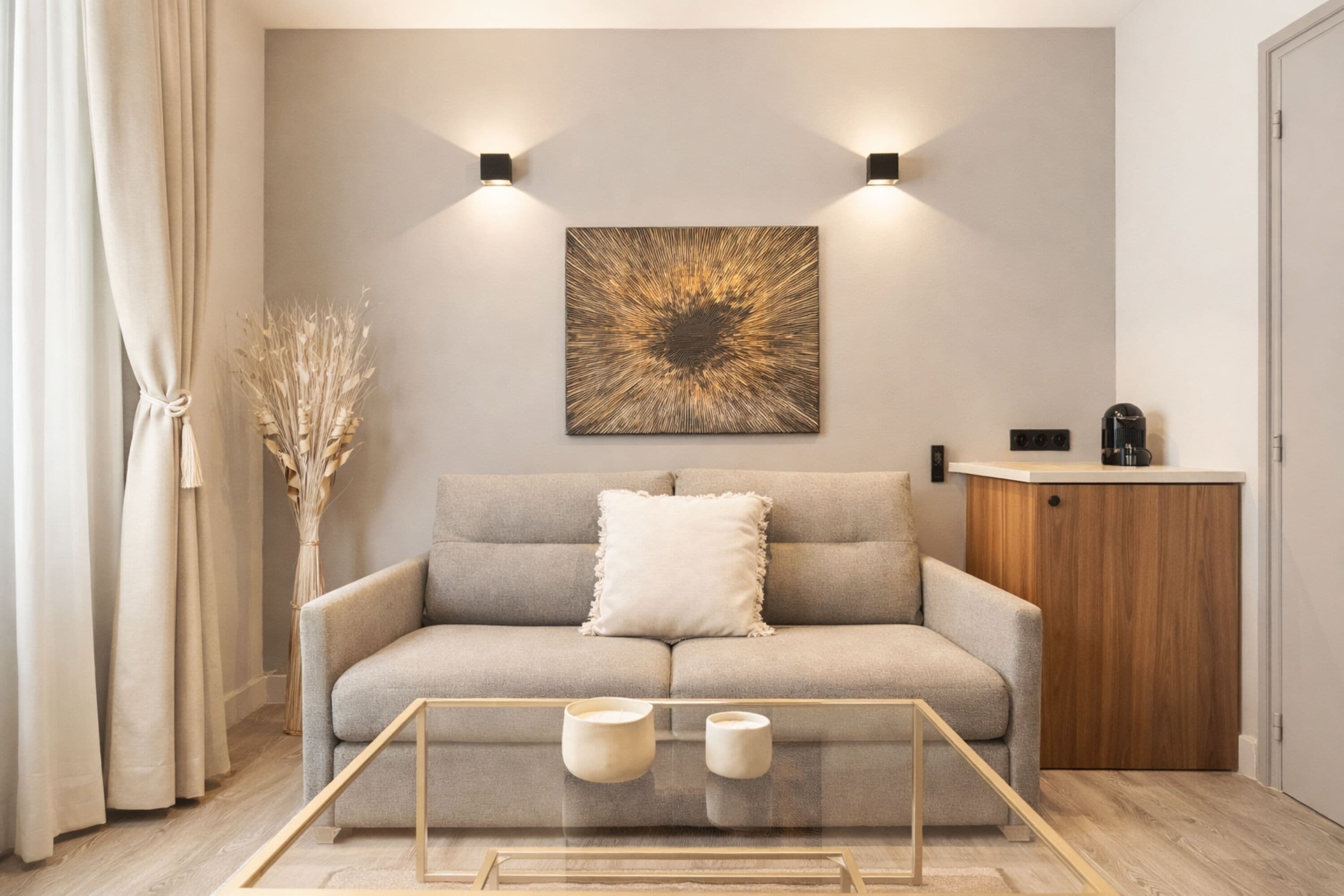 Estudio estándar, vistas al patio | Zona de estar | Smart TV de 80 cm con canales digitales