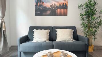 标准开间, 庭院景观 | 起居区 | 80-厘米智能电视(配备数码频道)