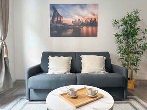 Standaard studio, uitzicht op de binnenplaats | Woonruimte | Een 80-cm smart-tv met digitale zenders