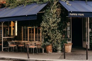 Exterior - 1601 Dumont (Paris)